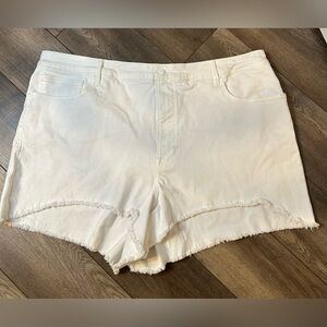 Women’s white denim Good American shorts. Size 20. NWT. ￼